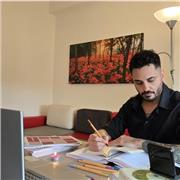 Insegnante aiuto,compiti. Diplomato in biologia e scrittore di romanzi